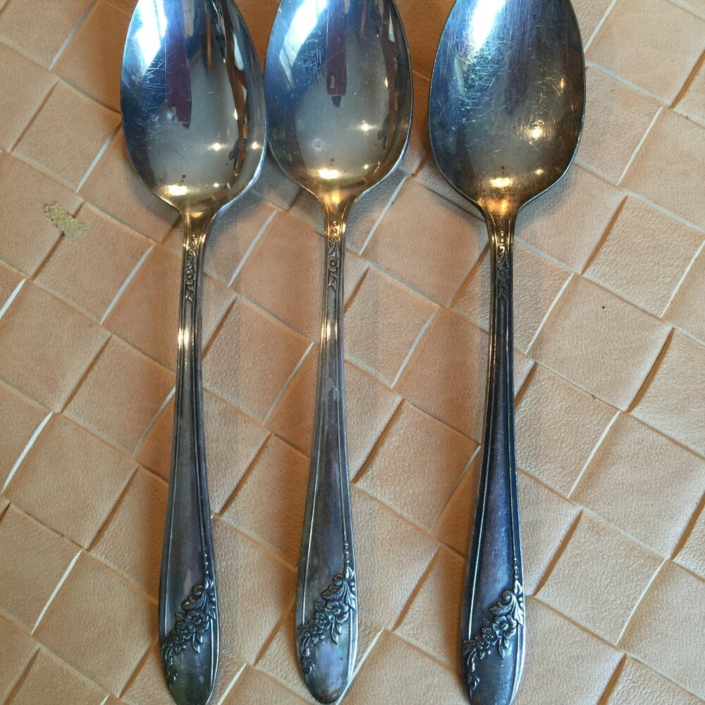 One Vintage Queen Bess II Oneida Community 1946 Flatware Teaspoon